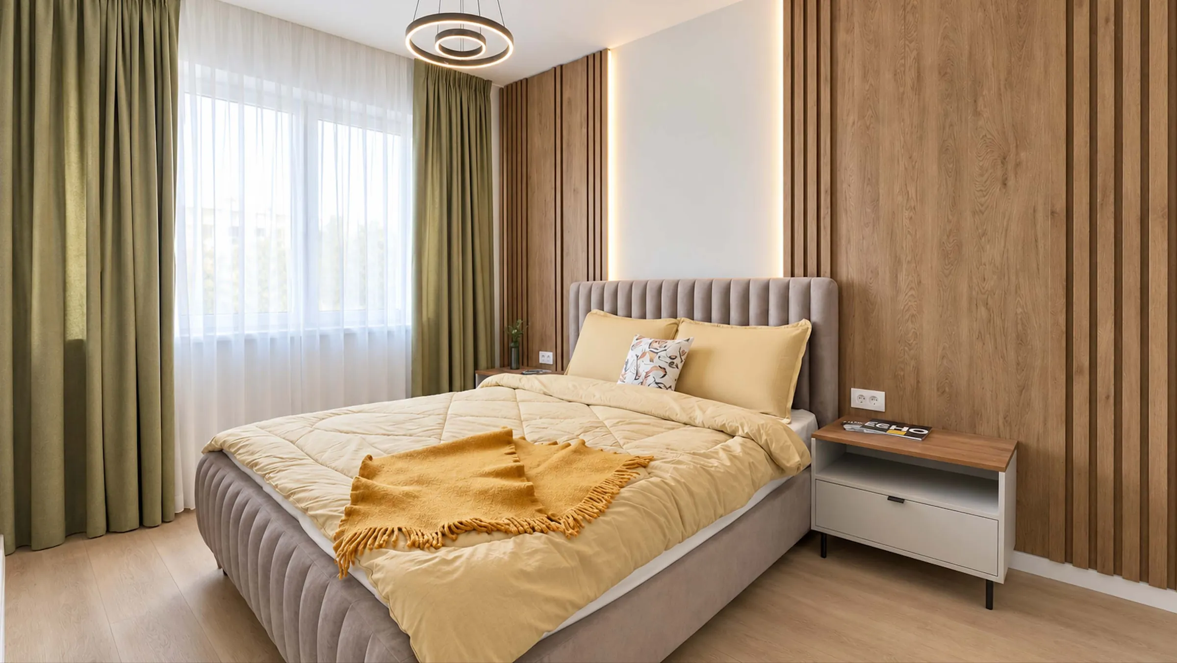 Showroom Alexandriei 152: dormitor cu perete din lemn