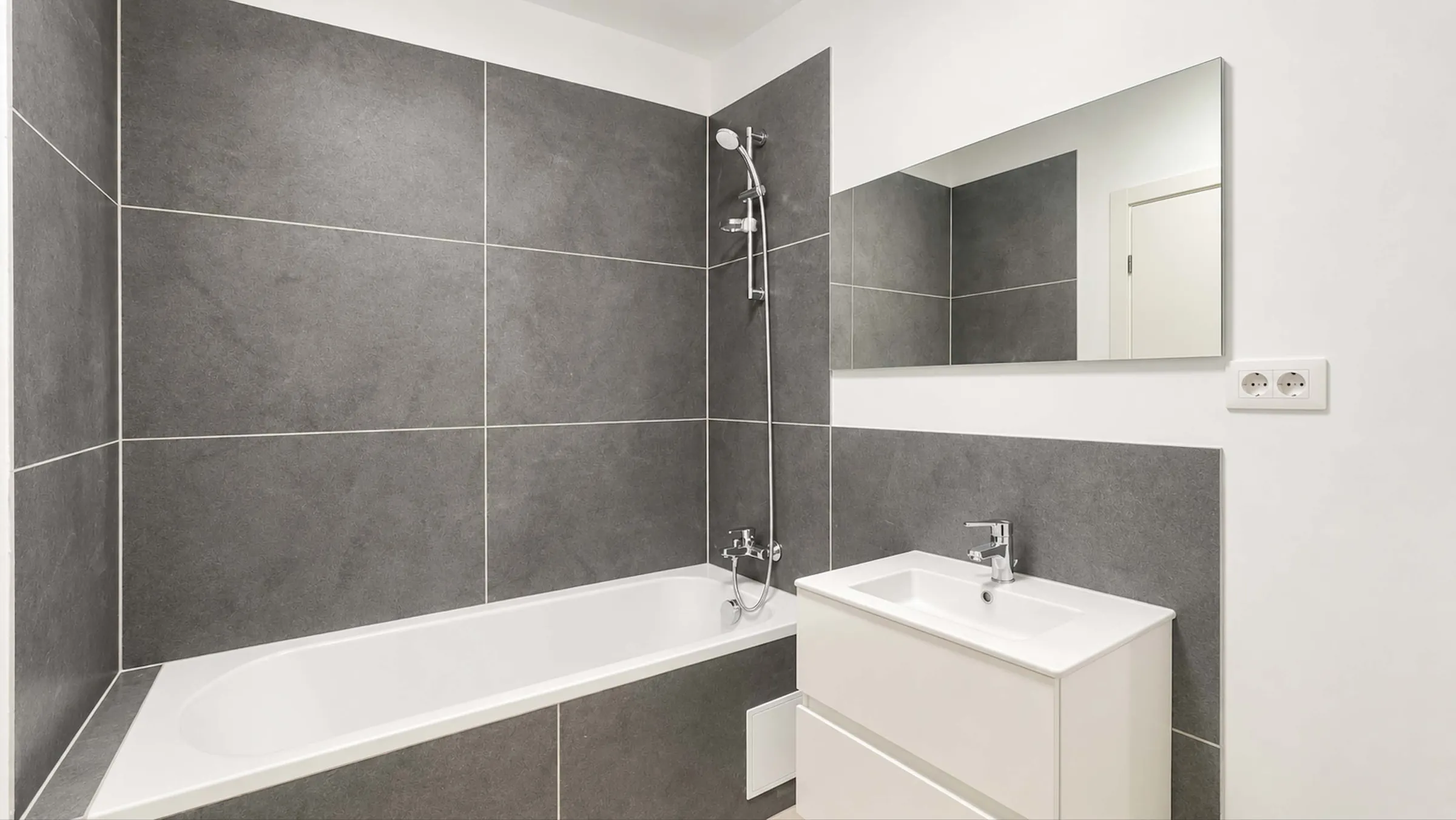 Showroom Alexandriei 152: baie cu cadă și gresie gri