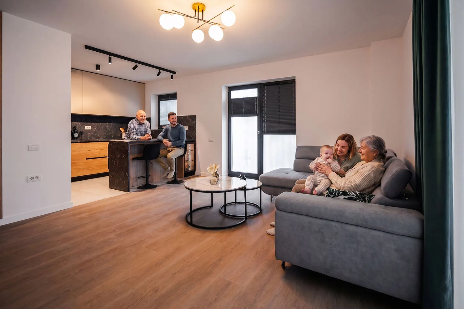 Familie în livingul unui apartament Alexandriei 152